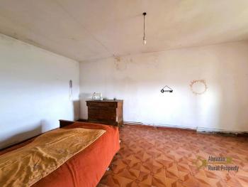 Large three-bedroom town house in habitable condition 30 minutes from the Adriatic coast. Liscia. Img21