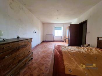 Large three-bedroom town house in habitable condition 30 minutes from the Adriatic coast. Liscia. Img23