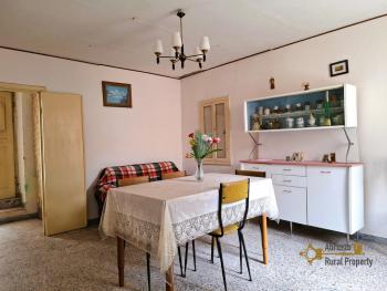 Cosy three-bedroom town house with two cellars and internal well. Castiglione Messer Marino.