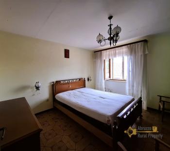Cosy three-bedroom town house with two cellars and internal well. Castiglione Messer Marino. Img19
