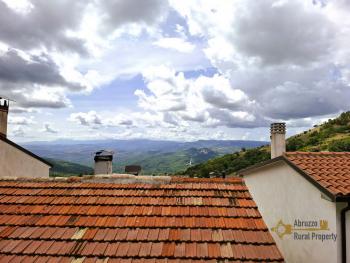 Cosy three-bedroom town house with two cellars and internal well. Castiglione Messer Marino. Img14