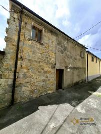Cosy three-bedroom town house with two cellars and internal well. Castiglione Messer Marino. Img25