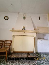Cosy three-bedroom town house with two cellars and internal well. Castiglione Messer Marino. Img6