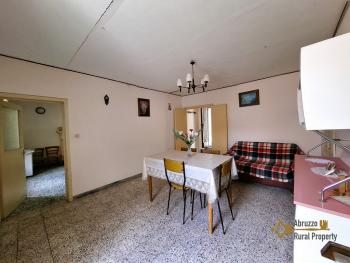 Cosy three-bedroom town house with two cellars and internal well. Castiglione Messer Marino. Img3