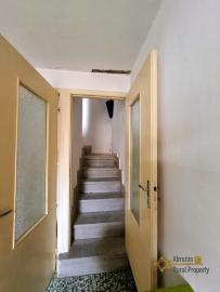 Cosy three-bedroom town house with two cellars and internal well. Castiglione Messer Marino. Img8