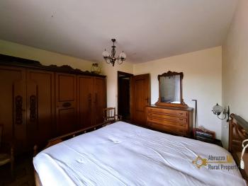 Cosy three-bedroom town house with two cellars and internal well. Castiglione Messer Marino. Img21