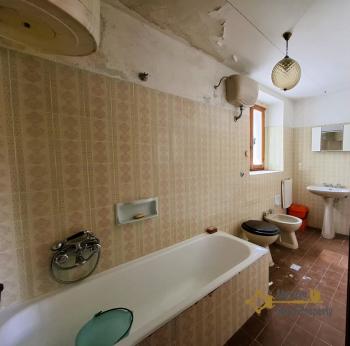 Cosy three-bedroom town house with two cellars and internal well. Castiglione Messer Marino. Img22