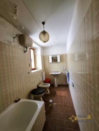 Cosy three-bedroom town house with two cellars and internal well. Castiglione Messer Marino. Img23