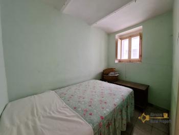 Cosy three-bedroom town house with two cellars and internal well. Castiglione Messer Marino. Img16