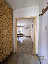 Cosy three-bedroom town house with two cellars and internal well. Castiglione Messer Marino. Img2