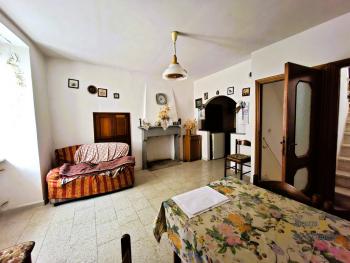 Two-bedroom stone house with garage and village view. Castiglione Messer Marino. Img2