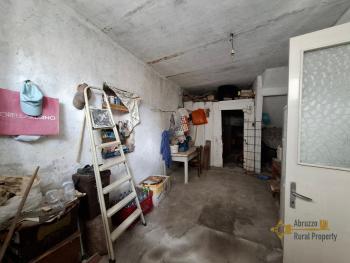 Two-bedroom stone house with garage and village view. Castiglione Messer Marino. Img15