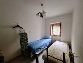 Two-bedroom stone house with garage and village view. Castiglione Messer Marino. Img10