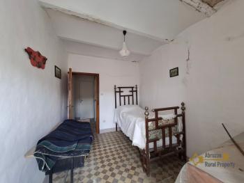 Four-bedroom character stone house to be restored. Castiglione Messer Marino. Img16