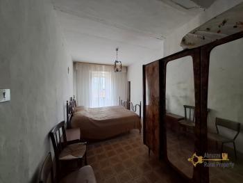 Four-bedroom character stone house to be restored. Castiglione Messer Marino. Img23