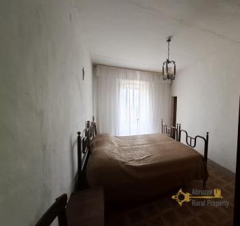 Four-bedroom character stone house to be restored. Castiglione Messer Marino. Img25