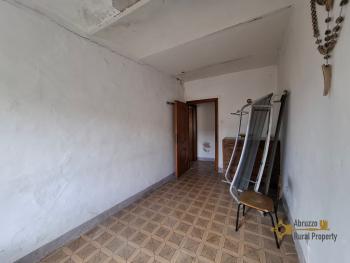 Four-bedroom character stone house to be restored. Castiglione Messer Marino. Img22