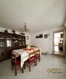 Three-bedroom traditional stone house of 120 sqm, vaulted ceilings and cellar. Castiglione Messer Marino. Img11