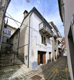 Three-bedroom traditional stone house of 120 sqm, vaulted ceilings and cellar. Castiglione Messer Marino. Img2