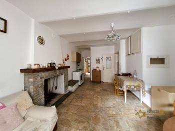 Three-bedroom traditional stone house of 120 sqm, vaulted ceilings and cellar. Castiglione Messer Marino.