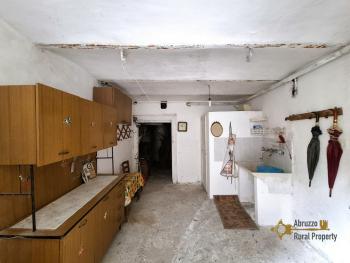 Three-bedroom traditional stone house of 120 sqm, vaulted ceilings and cellar. Castiglione Messer Marino. Img23