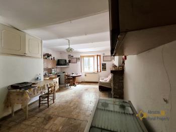 Three-bedroom traditional stone house of 120 sqm, vaulted ceilings and cellar. Castiglione Messer Marino. Img12