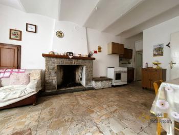 Three-bedroom traditional stone house of 120 sqm, vaulted ceilings and cellar. Castiglione Messer Marino. Img3