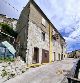 Cheap two-bedroom town house with garage and view. Castiglione Messer Marino.