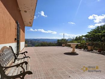 Large 240 sqm country house with terrace, panoramic balcony and land. Fossalto. Img5