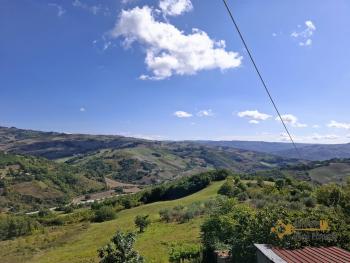 Large 240 sqm country house with terrace, panoramic balcony and land. Fossalto. Img31