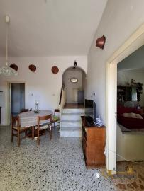 Large 240 sqm country house with terrace, panoramic balcony and land. Fossalto. Img9