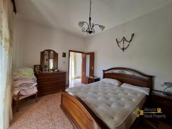 Large 240 sqm country house with terrace, panoramic balcony and land. Fossalto. Img21