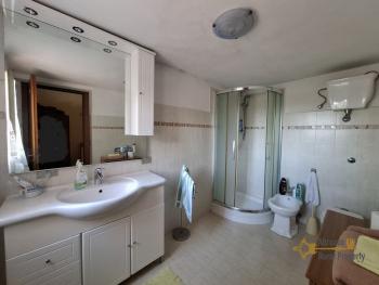 Large 240 sqm country house with terrace, panoramic balcony and land. Fossalto. Img19