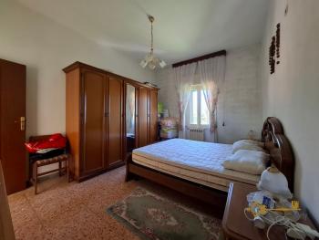 Large 240 sqm country house with terrace, panoramic balcony and land. Fossalto. Img17