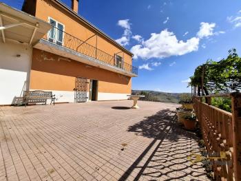 Large 240 sqm country house with terrace, panoramic balcony and land. Fossalto. Img2