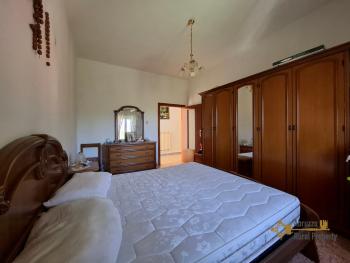 Large 240 sqm country house with terrace, panoramic balcony and land. Fossalto. Img15