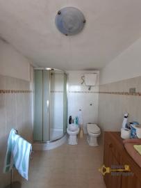 Large 240 sqm country house with terrace, panoramic balcony and land. Fossalto. Img23