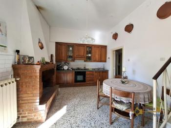 Large 240 sqm country house with terrace, panoramic balcony and land. Fossalto. Img11