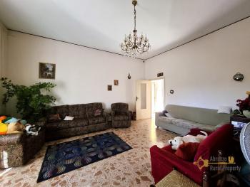Large 240 sqm country house with terrace, panoramic balcony and land. Fossalto. Img7