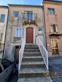 Cosy two-bedroom town house in good habitable condition. San Buono