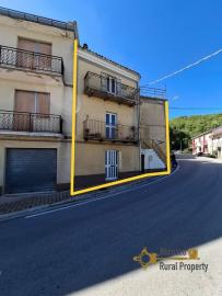 Two-bedroom town house with panoramic terrace and large cellar. Tornareccio.