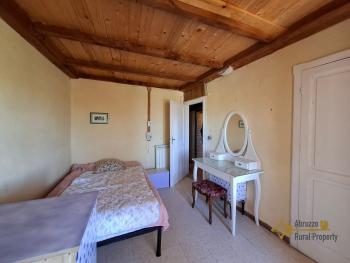 Two-bedroom town house with panoramic terrace and large cellar. Tornareccio. Img11