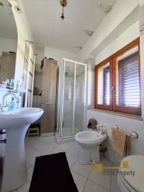 Three-bedroom town house with terrace and cellar. Montemitro Img12