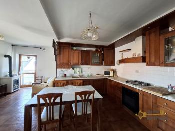 Three-bedroom town house with terrace and cellar. Montemitro Img7