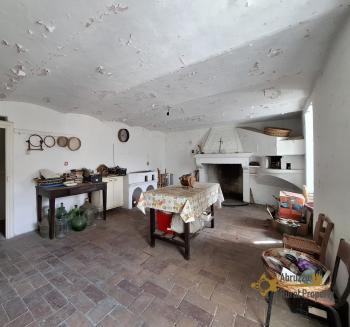 Four-bedroom character stone house with cellar and mountain view. Carunchio.
