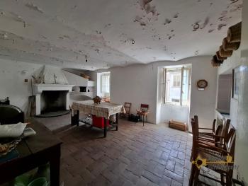 Four-bedroom character stone house with cellar and mountain view. Carunchio. Img2