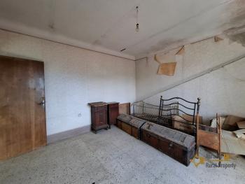 Four-bedroom character stone house with cellar and mountain view. Carunchio. Img18