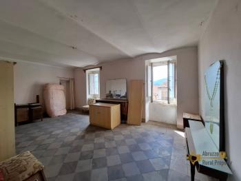 Four-bedroom character stone house with cellar and mountain view. Carunchio. Img11