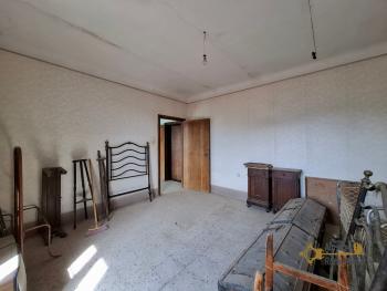 Four-bedroom character stone house with cellar and mountain view. Carunchio. Img19