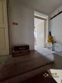 Four-bedroom character stone house with cellar and mountain view. Carunchio. Img8